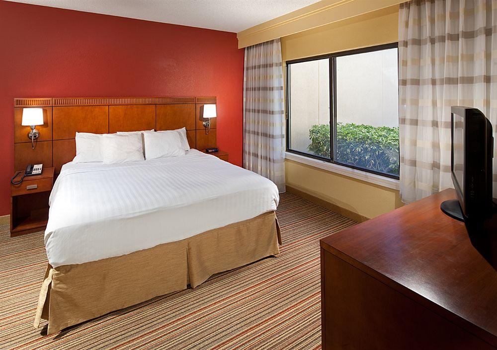Courtyard By Marriott Orlando Airport Hotell Exteriör bild