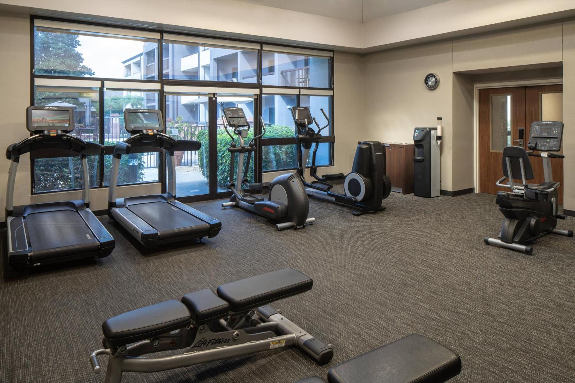 Courtyard By Marriott Orlando Airport Hotell Exteriör bild