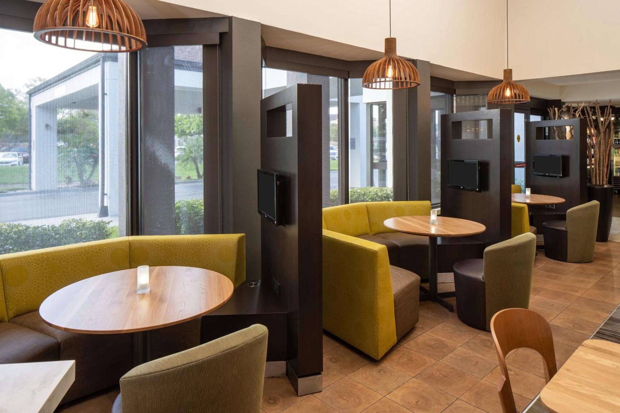 Courtyard By Marriott Orlando Airport Hotell Exteriör bild
