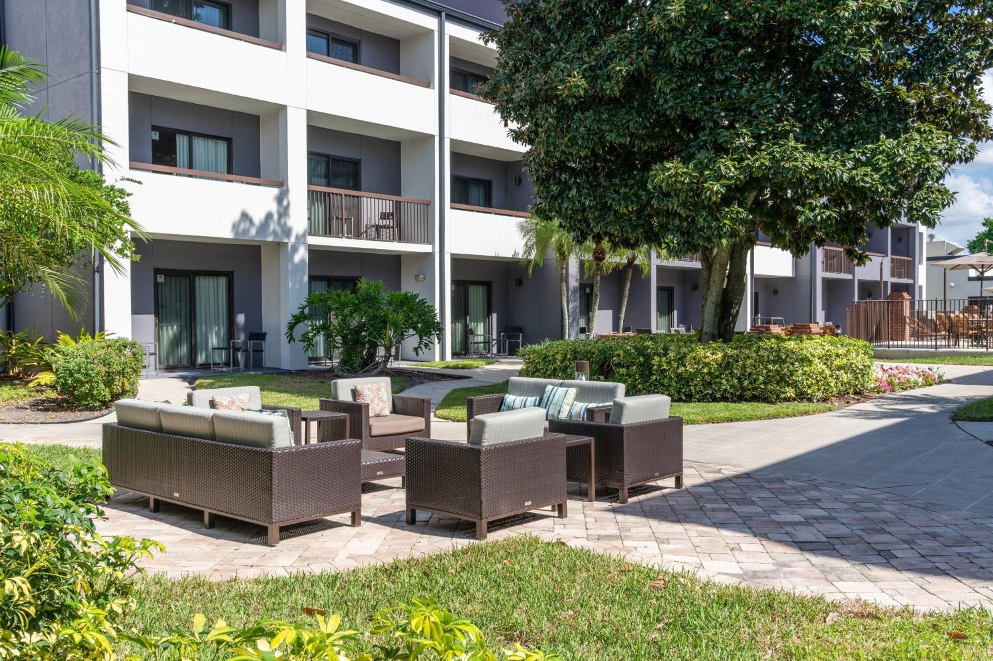 Courtyard By Marriott Orlando Airport Hotell Exteriör bild