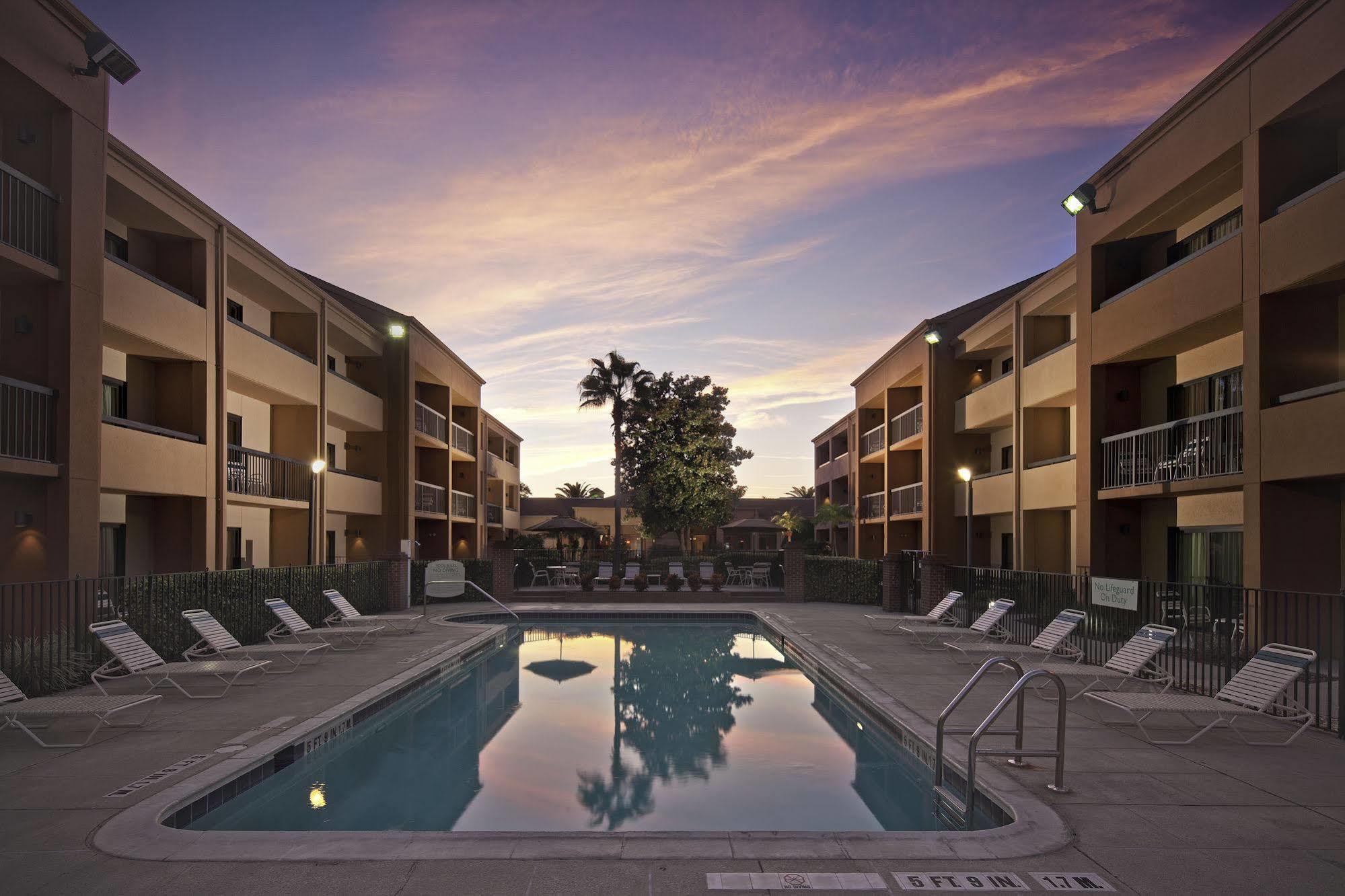 Courtyard By Marriott Orlando Airport Hotell Bekvämligheter bild